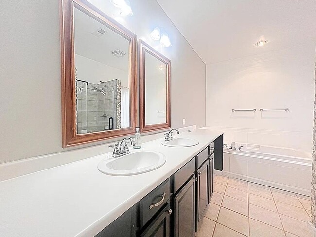 Building Photo - 206 Beauclair Dr