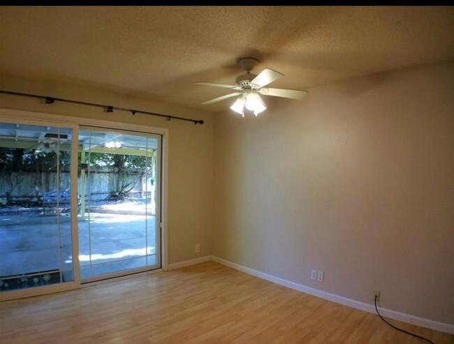 Building Photo - Beautiful Home, 2 Blocks from Hooker Oak P...