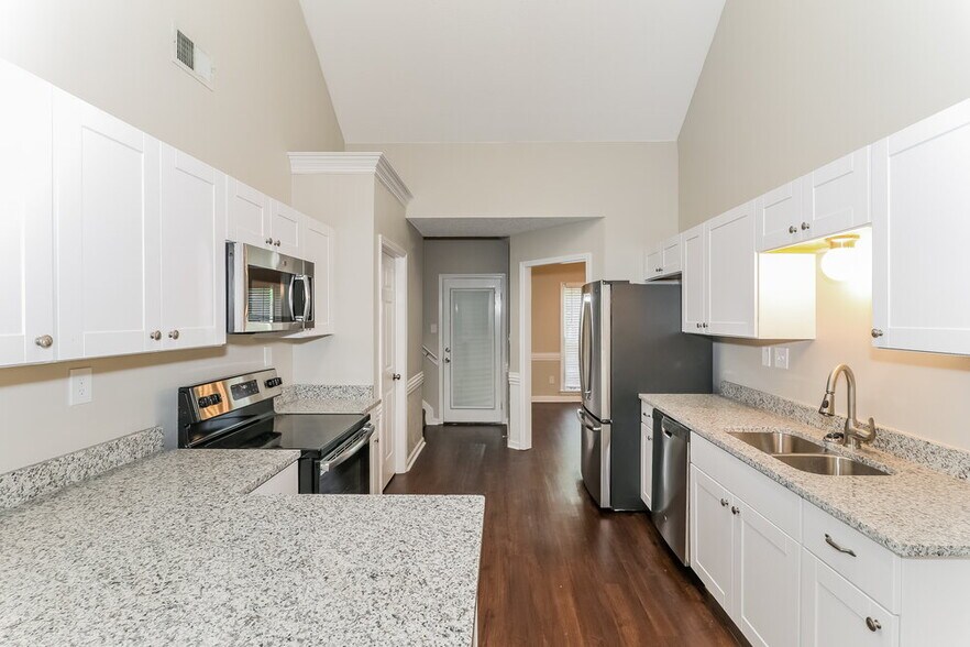Building Photo - 8642 Tropicana Dr N