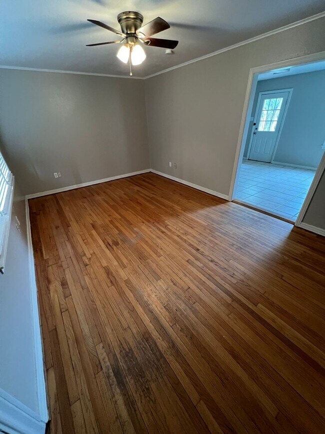 Building Photo - Pre Leasing for Fall 2026!!