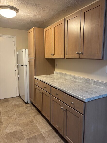 Building Photo - 1196 Middle Tpke W