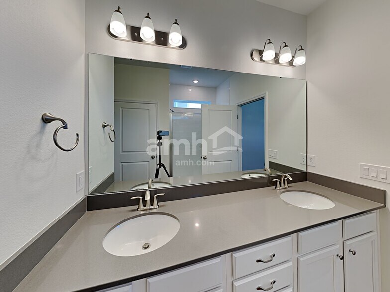 Building Photo - 915 Heavenly Dr