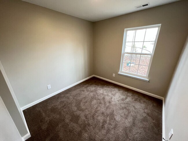Building Photo - Beautiful Townhouse w/ 1st Floor Bedroom