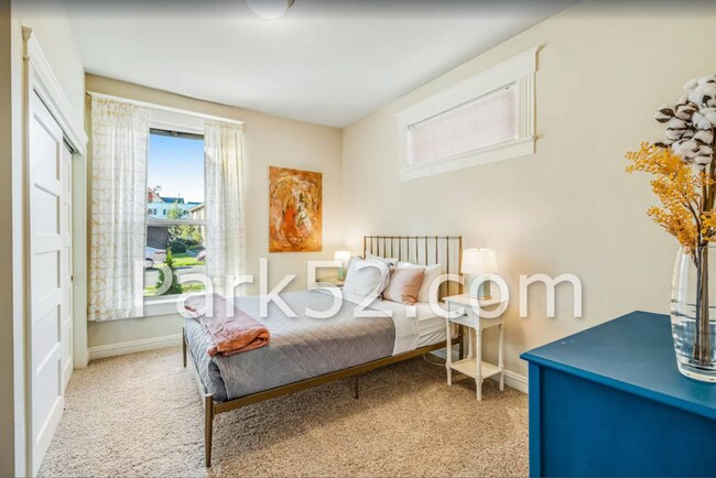 Building Photo - 1 Bedroom Unit in Tacoma Tri-Plex With Washer & Dryer!