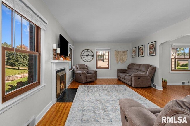 Building Photo - 2133 Warren St