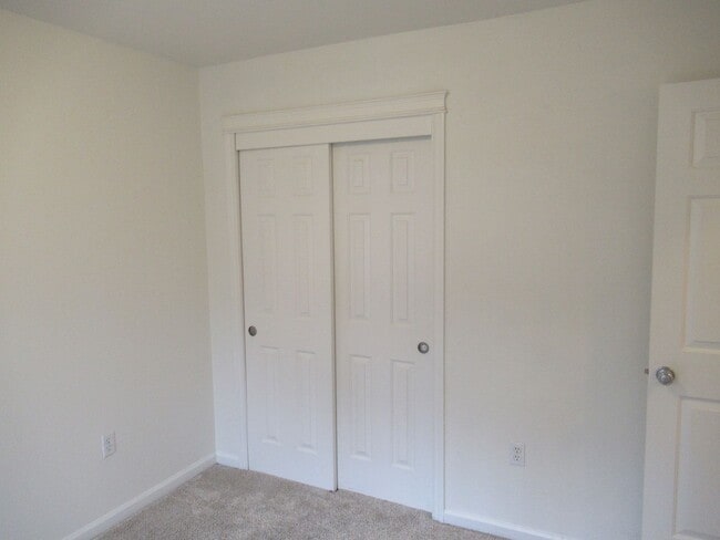 Building Photo - Large Four Bedroom in South Salem