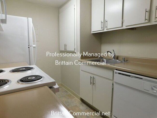 Building Photo - Spacious 2 Bedroom 1.5 Bath Townhouse Apar...