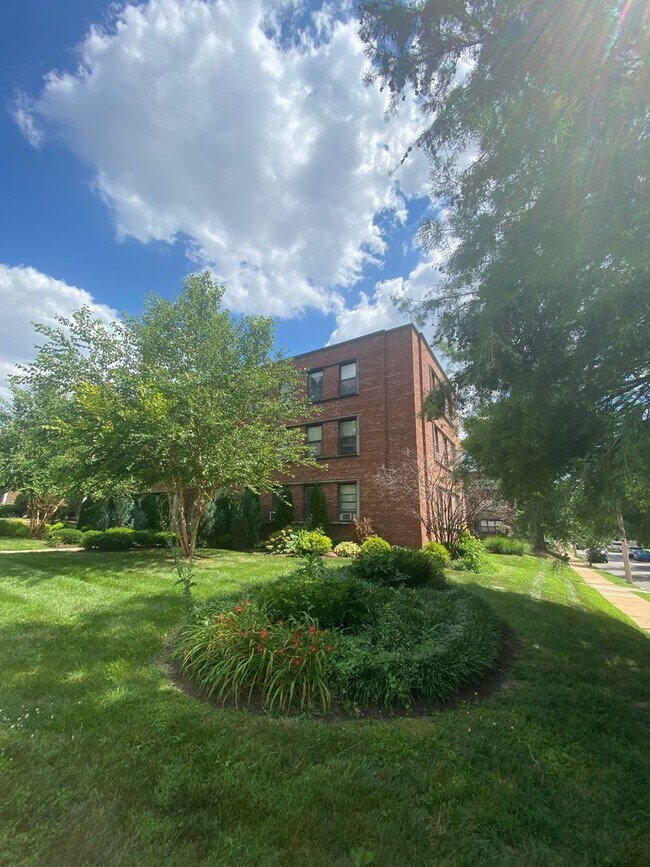 Building Photo - Updated Two Bed Two Bath Apt in Dogtown!