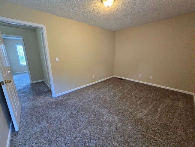 Building Photo - 2100 Ringgold Ct