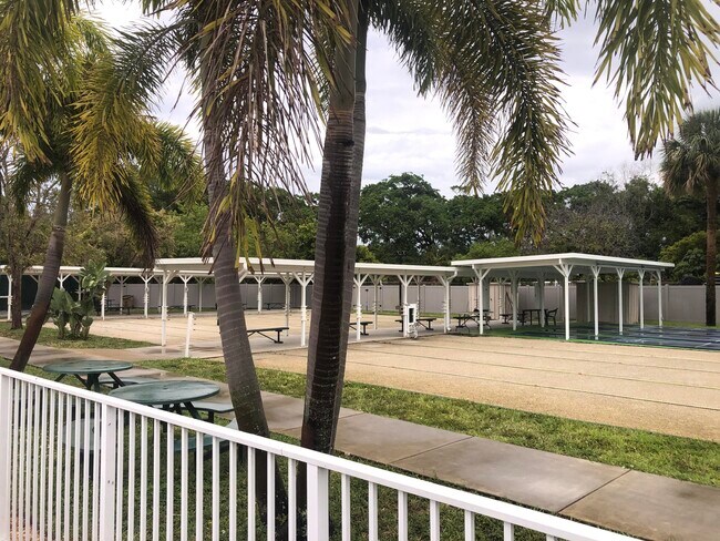 Building Photo - 425 Bougainvilla Dr