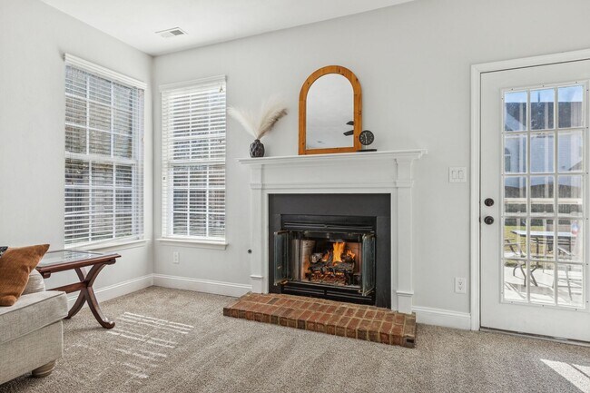 Building Photo - Bright, Clean & Convenient - Perfect 4 Bedroom Home in Chesapeake