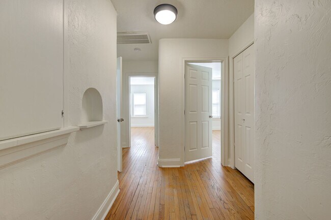 Building Photo - NE 14th St Quadplex