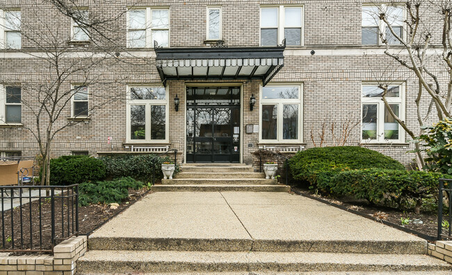 Building Photo - Sun Drenched Top Floor Dupont Circle One B...