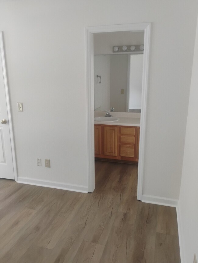 Building Photo - 512 flagerity