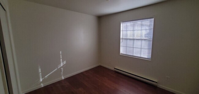 Building Photo - 319 Elm St
