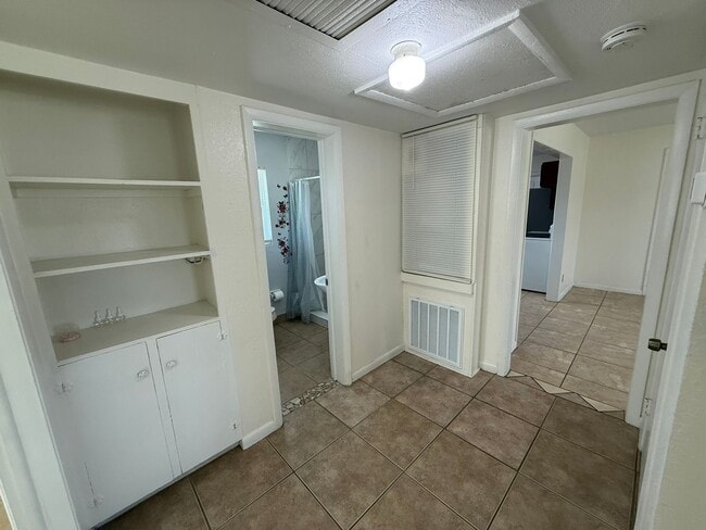 Building Photo - 722 Mercado Ave