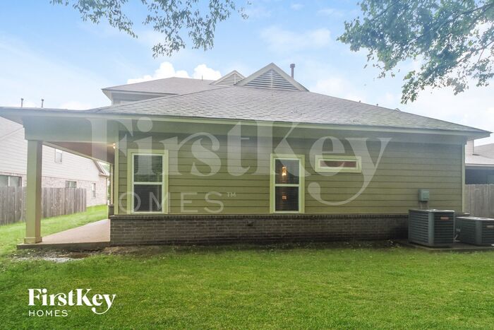 Building Photo - 6111 Lubiani Valley Dr