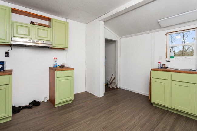 Building Photo - 4624 Hickory Ln