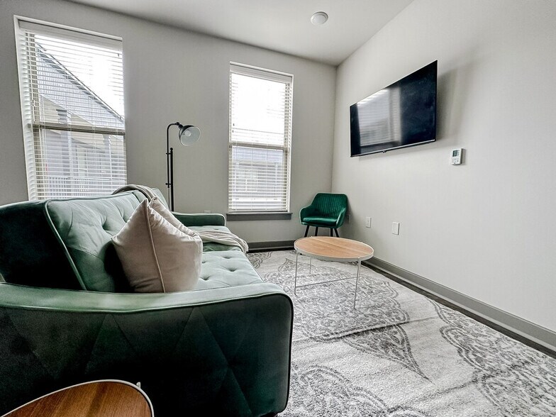 Building Photo - 111 E 4th St