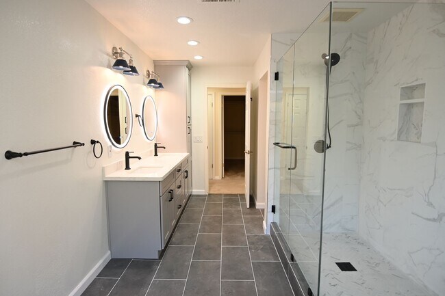 Building Photo - Tranquil / Updated Townhome in Gated in Vi...