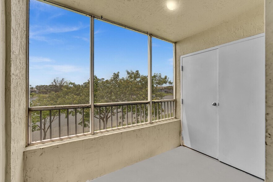 Building Photo - 2850 N Oakland Forest Dr