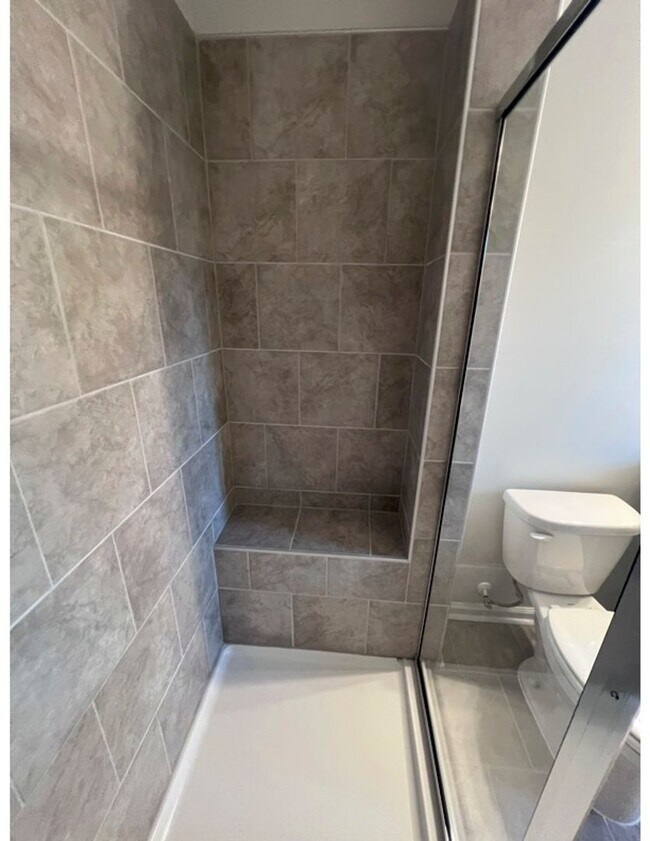 Building Photo - Three Bedroom Home