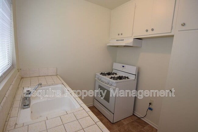 Building Photo - 2050 N Ventura Rd