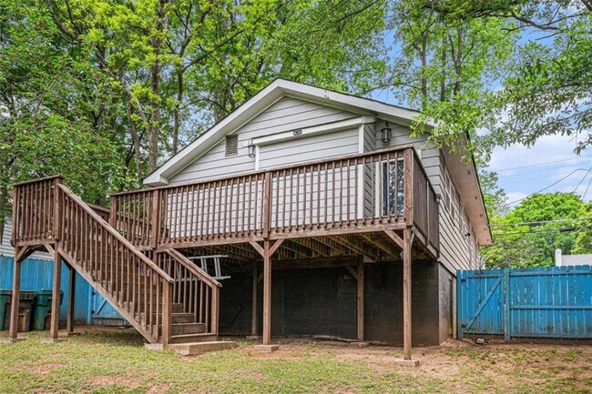 Building Photo - 3378 La Vista Dr