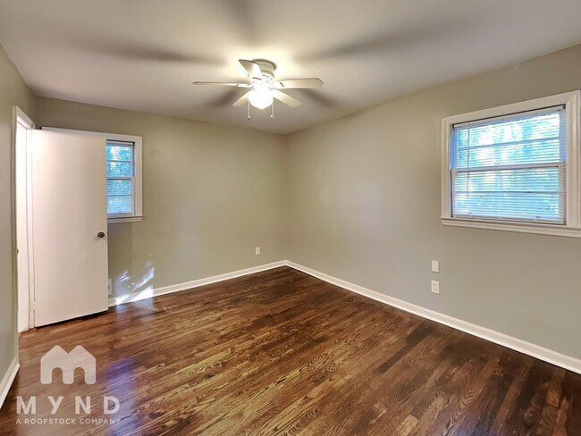 Building Photo - 3681 Lake Dr SE