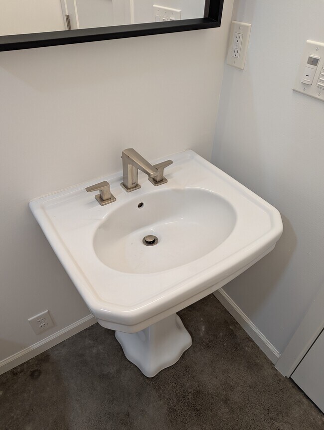 Building Photo - 2818 NE FREMONT ST