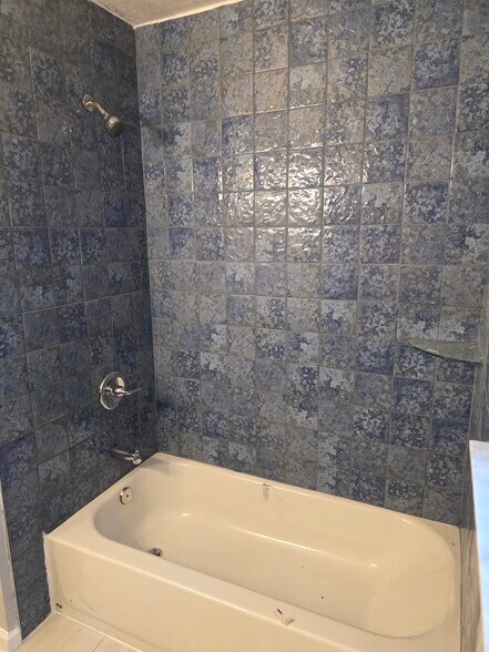 Main Bathroom - 2232 Ribault Scenic Dr