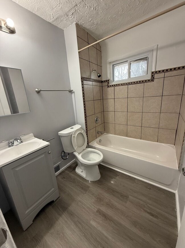 Building Photo - 3bd Single Section 8