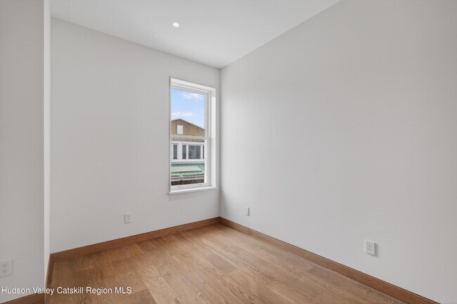 Building Photo - 316 Wall St