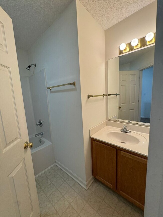 Building Photo - 147 Springwood Ln