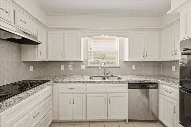 Building Photo - 14110 Saddlebend Dr