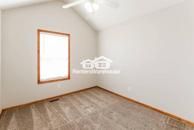 Building Photo - 3 Bed 2.5 Bath Raymore Beauty!