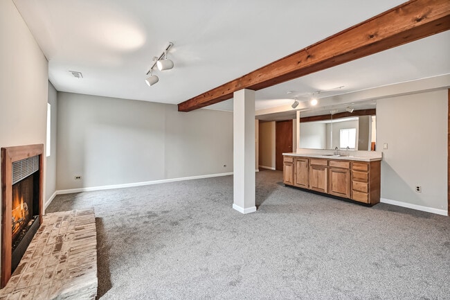 Building Photo - 5631 S Elm St