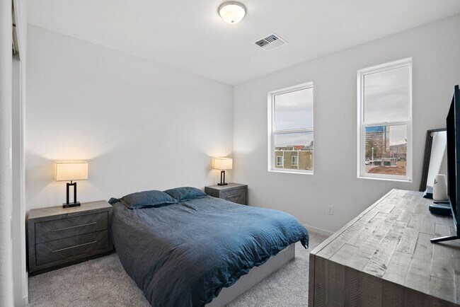 Building Photo - Beautiful Home by Lakeside