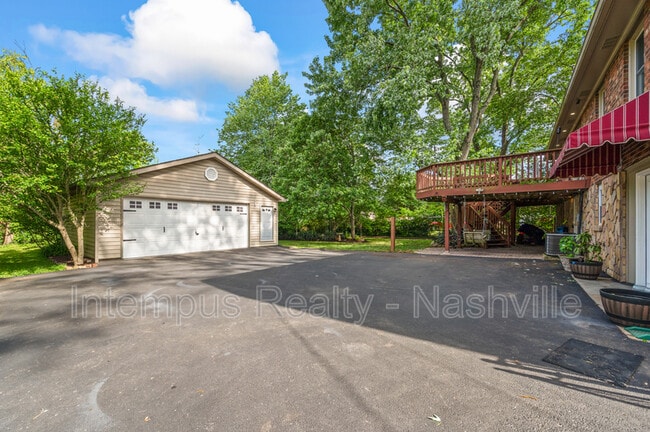 Building Photo - 7020 Bonnamere Dr