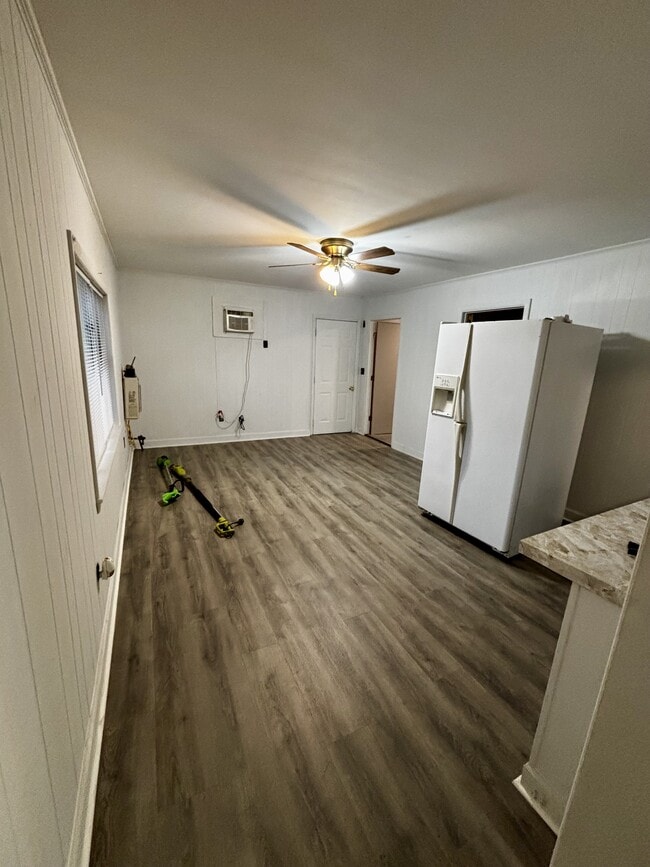 Building Photo - 1116 E Academy St