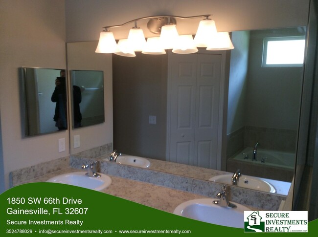 Building Photo - 3/2 Newer home in Portofino with split floor plan