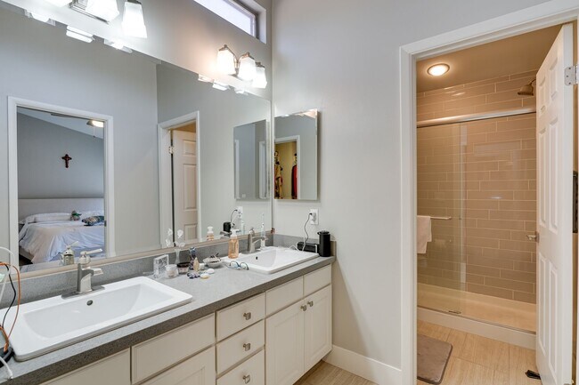 Building Photo - Cozy 3-Bed Home with Pool & Fireplace in P...