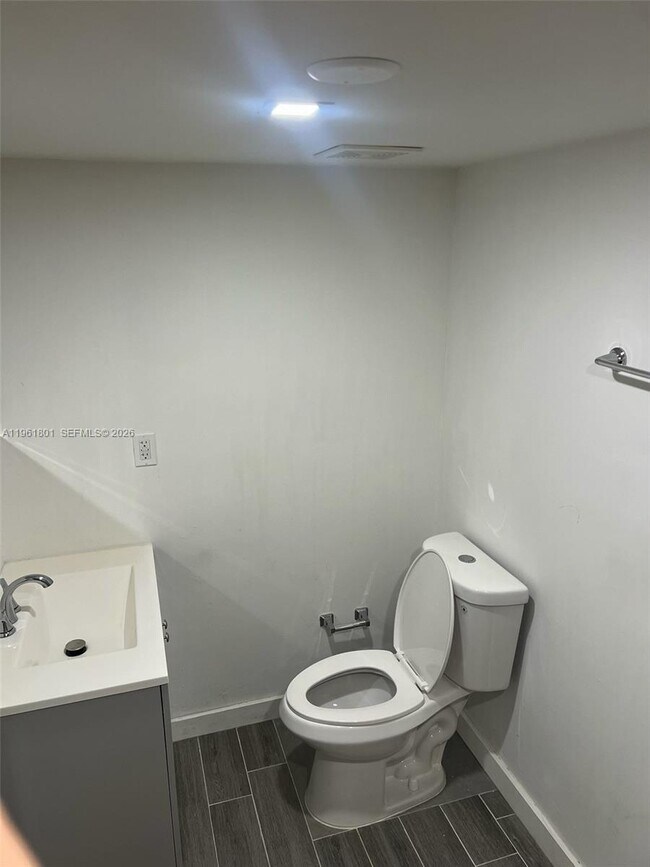 Building Photo - 252 E 36th St