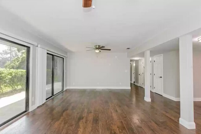 Living Room - 813 Pinewood Ct