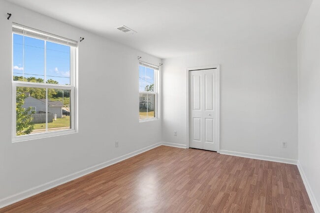 Building Photo - Spacious 4-Bedroom Home for Rent in Prime ...
