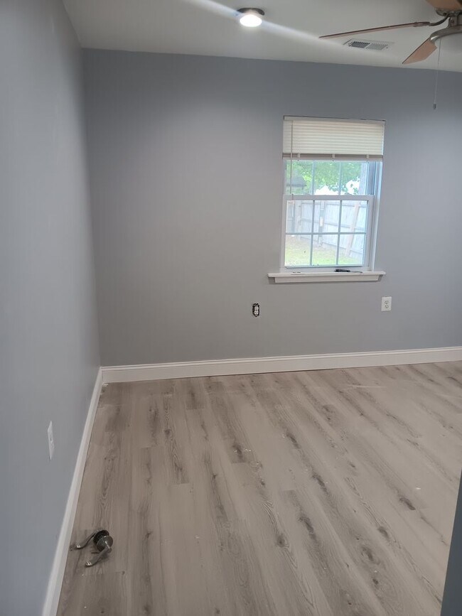 Building Photo - 427 Holly Dr