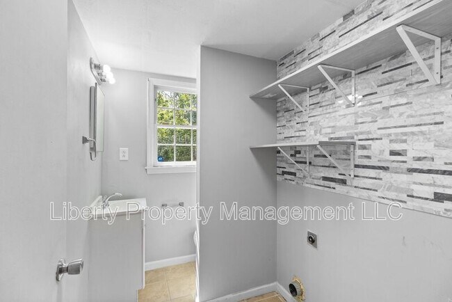 Building Photo - 5406 Leesburg Ct