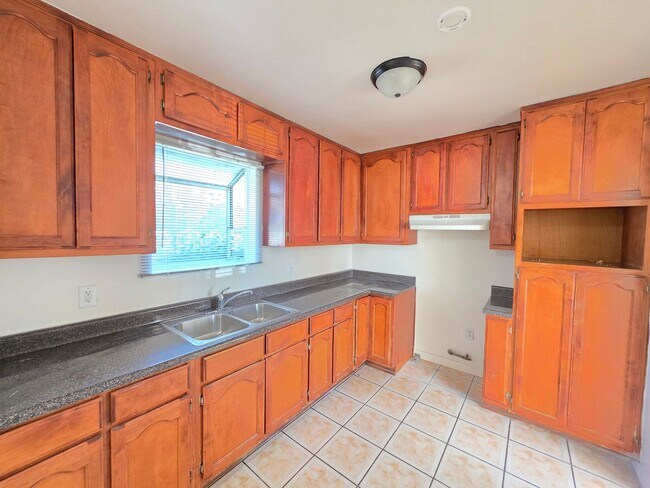 Building Photo - 9618 Kalmia St