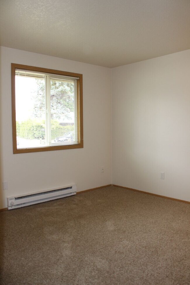 Building Photo - 3 or 4 bedroom, 2 bath updated home in Hillsboro near Intel Jones Farm