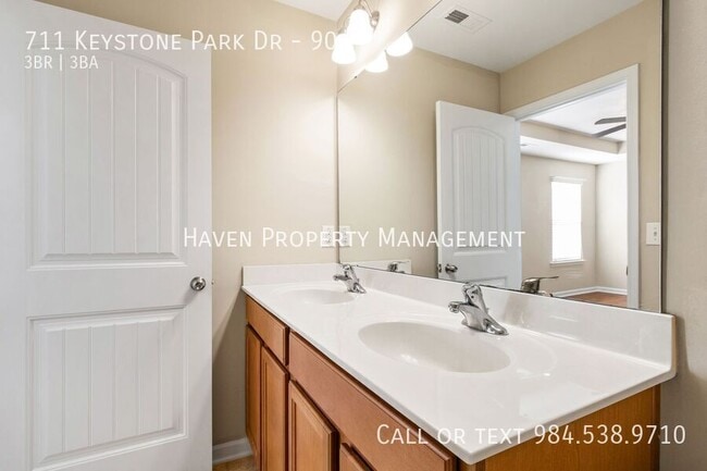 Building Photo - 711 Keystone Park Dr